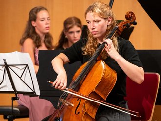 blonde Frau spielt Chello