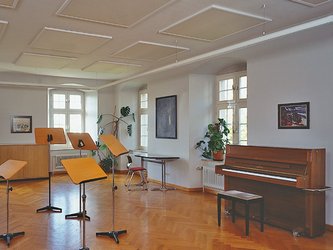 Musikraum mit unterschiedlichen Instrumenten