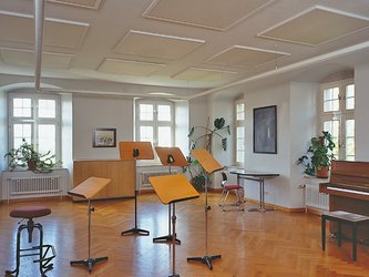 Musikraum mit unterschiedlichen Instrumenten