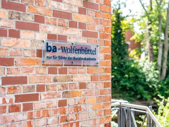 Schild an Hauswand mit Aufschrift ba Wolfenbüttel