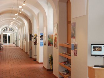 Flur mit ausliegenden Broschüren