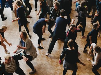 tanzende Menschen