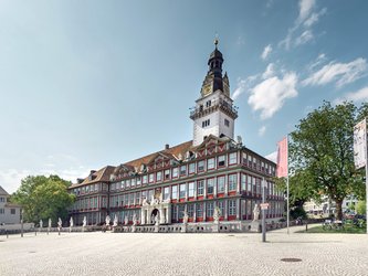 Gebäude mit Turm von außen