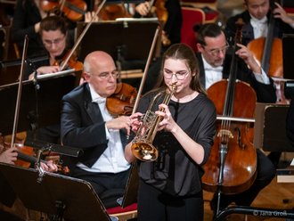 Blasinstrumentspielerin in Aktion