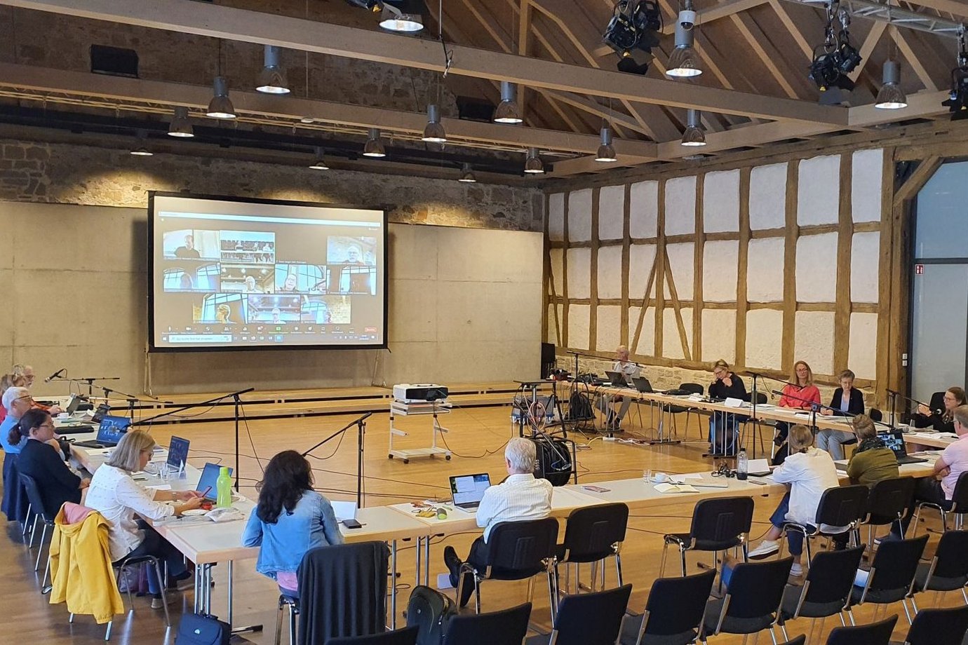 Tagungsraum mit Monitor