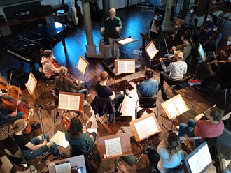 Menschen beim musizieren im Probenraum von oben