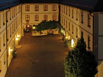 beleuchteter Hinterhof im Dunkeln