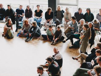 Gruppe sitzend auf dem Boden