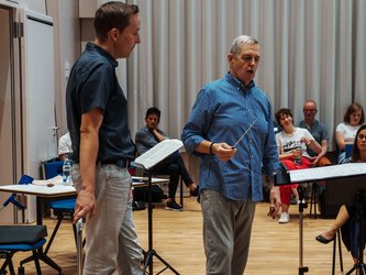 ein Dirigent erklärt mit Tacktstock