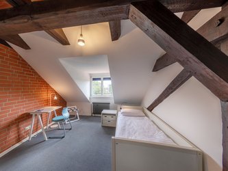 Raum mit Bett und Schreibtisch