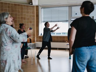 Menschen bewegen sich in einem Raum