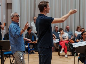 junger Dirigent tut es dem Lehrer gleich