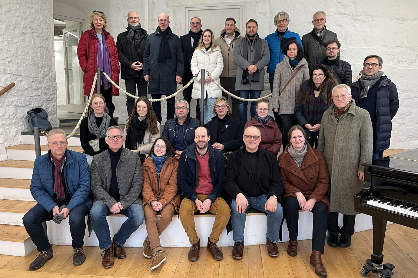 Gruppen an Menschen auf einer Treppe sitzend und stehend
