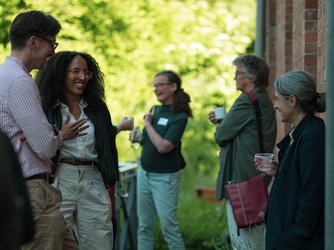 Menschen die lächeln und sich unterhalten