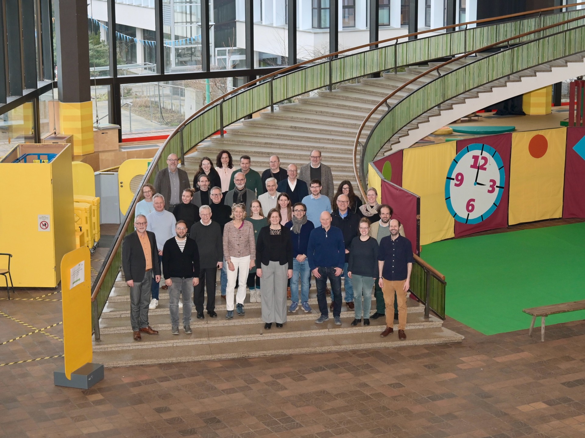 Gruppe der Akademieleiter gemeinsam auf Treppe